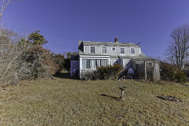 view of front of property with a front lawn