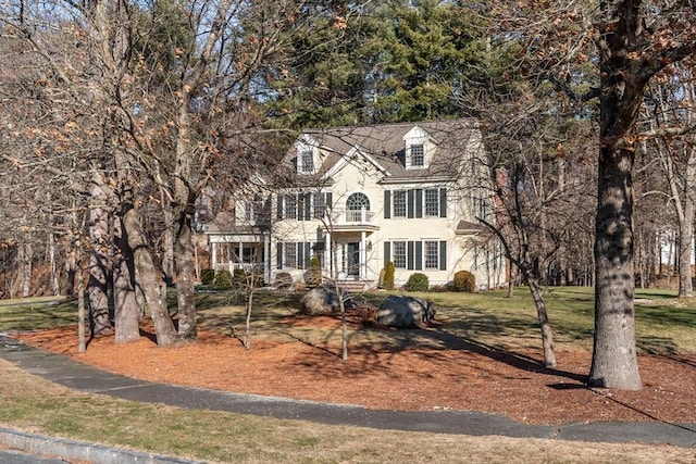 view of front of property featuring a front yard