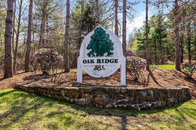 community / neighborhood sign featuring a lawn