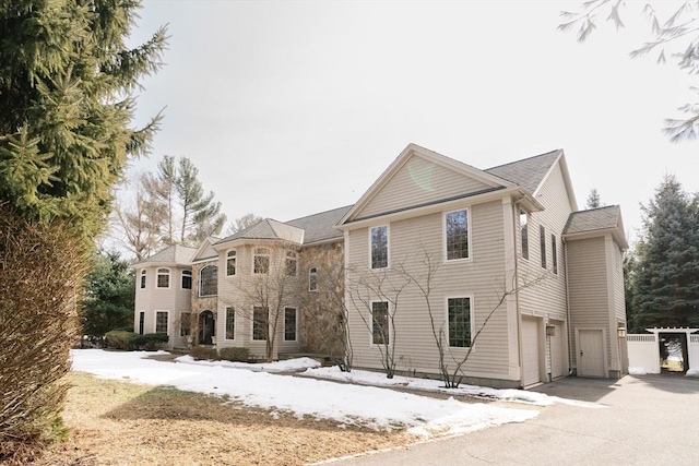 view of front facade featuring a garage and driveway