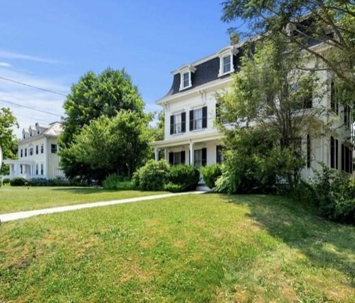 view of front of property with a front yard