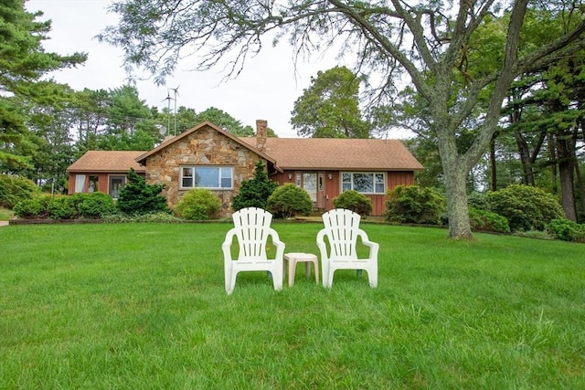 view of front of home featuring a front lawn