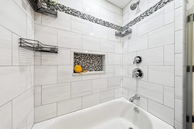 bathroom featuring tiled shower / bath