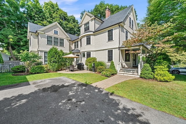 view of front of home with a front lawn