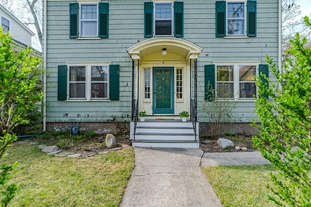 view of front facade featuring a front yard