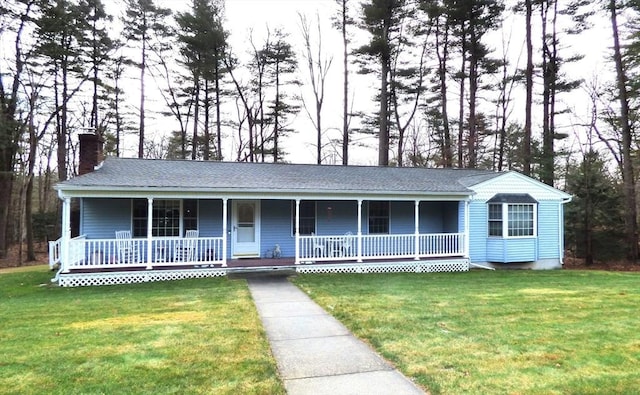 ranch-style house featuring a front yard and covered porch