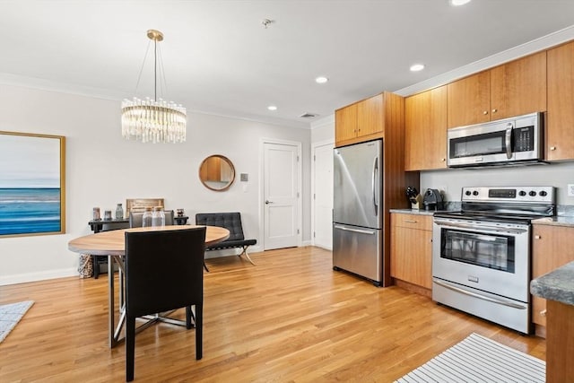 kitchen with stainless steel appliances, crown molding, a chandelier, recessed lighting, and light wood-style floors