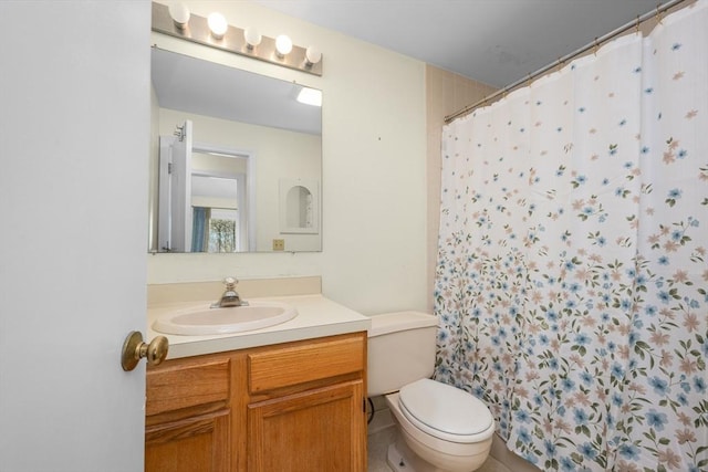 full bath with toilet, curtained shower, and vanity