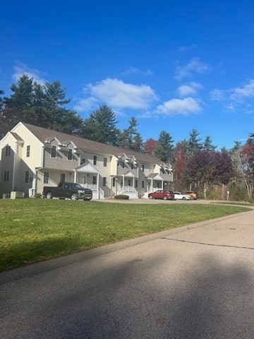 view of front facade featuring a front lawn