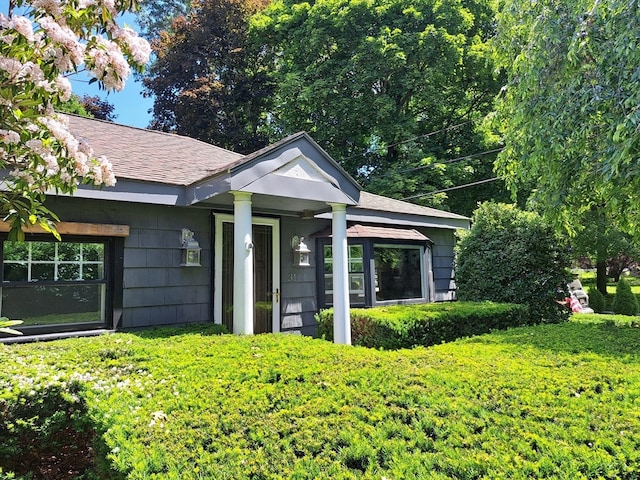 view of front of house featuring a front lawn