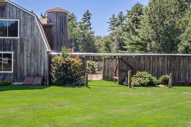 view of yard with an outbuilding