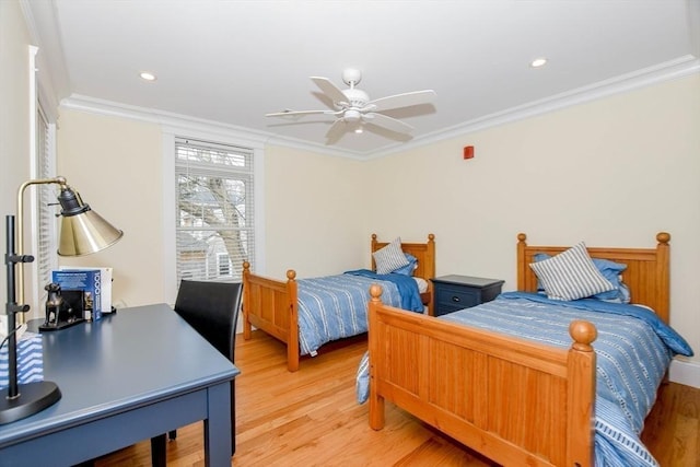 bedroom featuring light wood finished floors, ceiling fan, ornamental molding, and recessed lighting