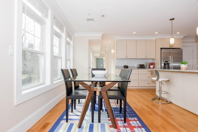 dining area featuring crown molding, recessed lighting, visible vents, light wood-type flooring, and baseboards