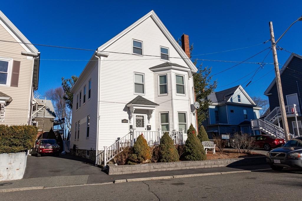 view of front property