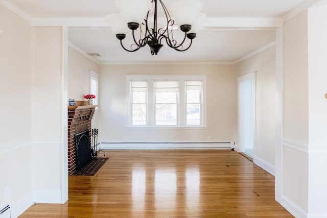 living room with light wood-type flooring, crown molding, and a chandelier