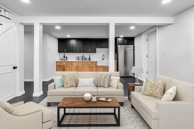 living area featuring indoor wet bar, recessed lighting, light wood-style flooring, and baseboards