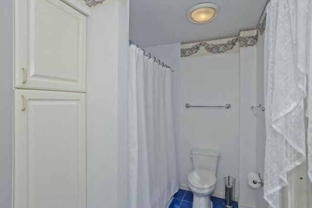 bathroom featuring tile patterned floors, curtained shower, and toilet