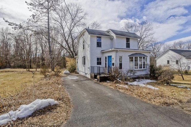 view of front of property with driveway