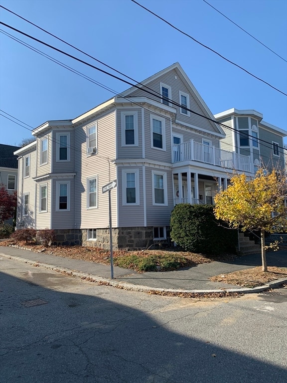 view of front of house with a balcony