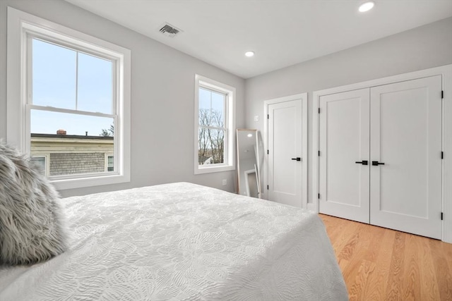 bedroom featuring light wood-type flooring, visible vents, and recessed lighting