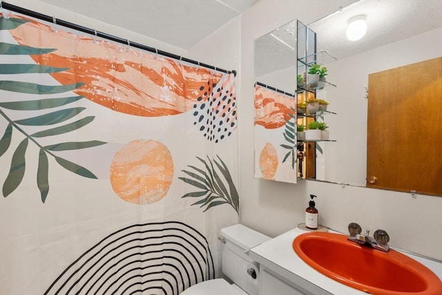 full bathroom featuring vanity, a shower with shower curtain, and toilet