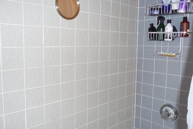 bathroom featuring tiled shower