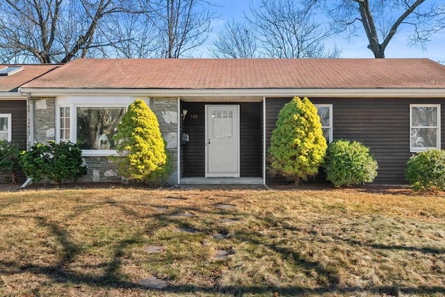 view of front of property featuring a front yard