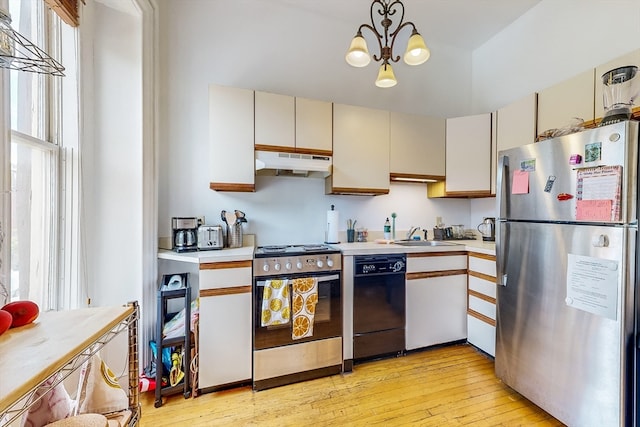 kitchen featuring a chandelier, stainless steel appliances, sink, and light hardwood / wood-style floors