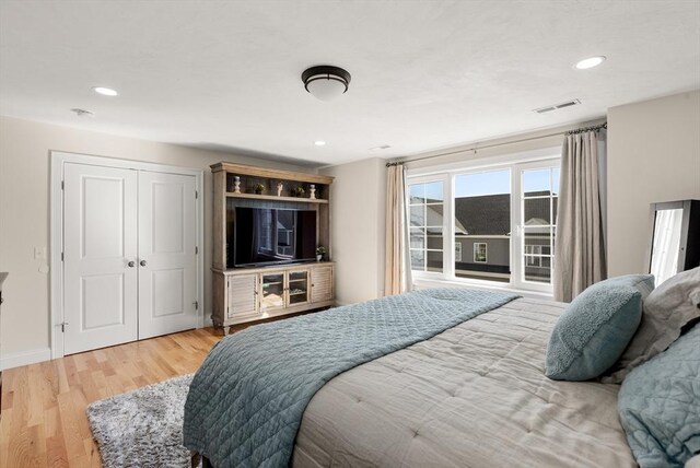 bedroom featuring recessed lighting, visible vents, wood finished floors, and a closet