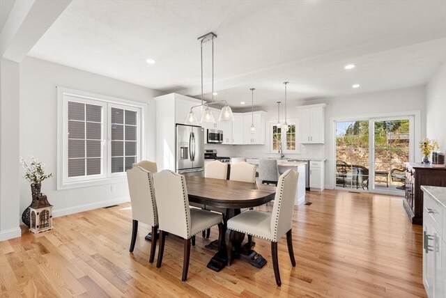 dining space with recessed lighting, light wood-style floors, and baseboards