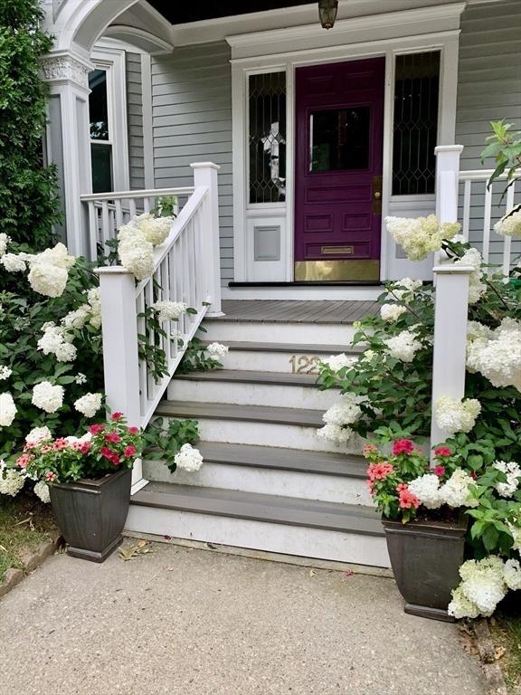 property entrance with covered porch