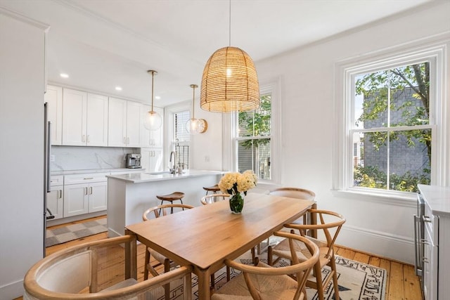 dining area featuring sink, plenty of natural light, and light wood-type flooring