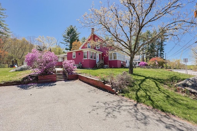 view of front of house featuring a front lawn