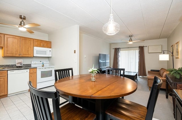 dining space featuring sink and ceiling fan