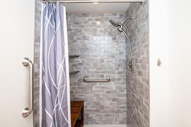 bathroom featuring a shower with shower curtain