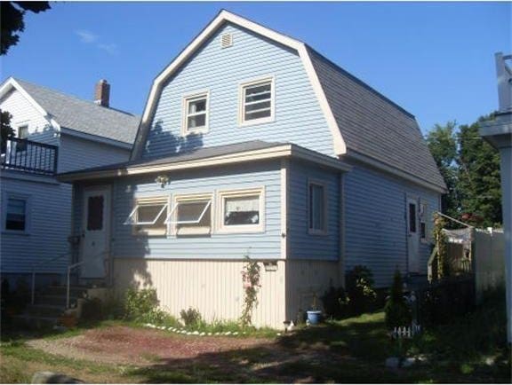 back of house featuring a gambrel roof