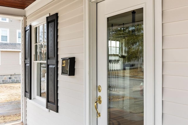 entrance to property featuring covered porch