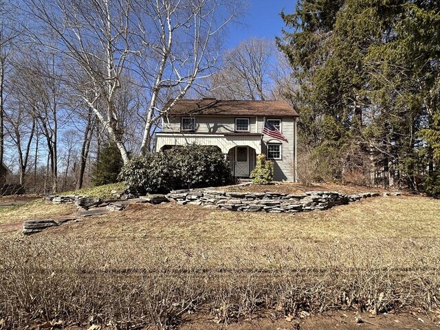 view of front facade featuring a front lawn
