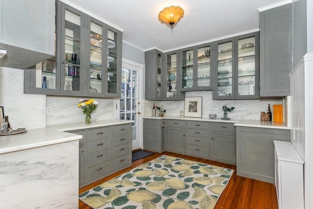 bar with backsplash, dark wood-style floors, and ornamental molding