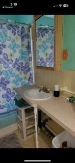 bathroom featuring breakfast area and sink