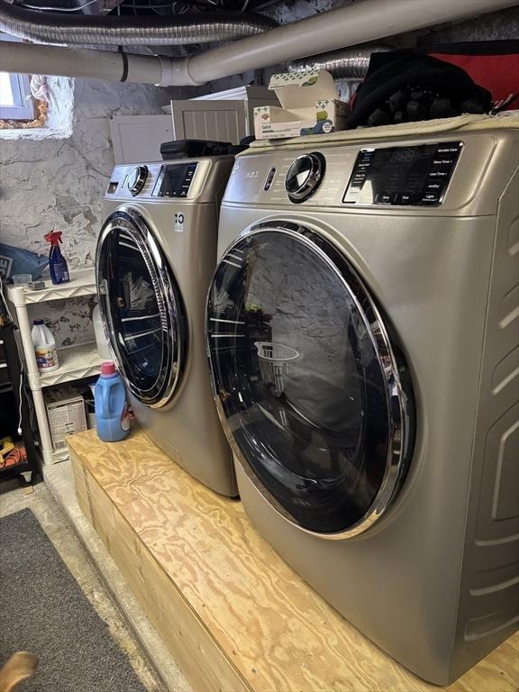 20 Osgood Ave, Lowell, MA 01850 - laundry room with independent washer and dryer