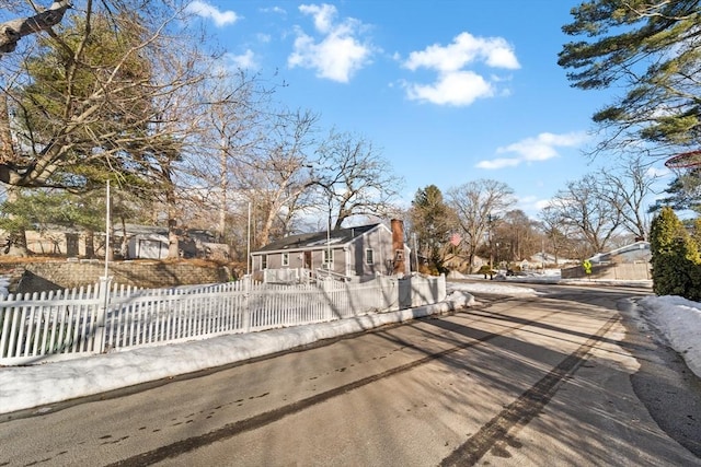 view of front of property featuring a fenced front yard