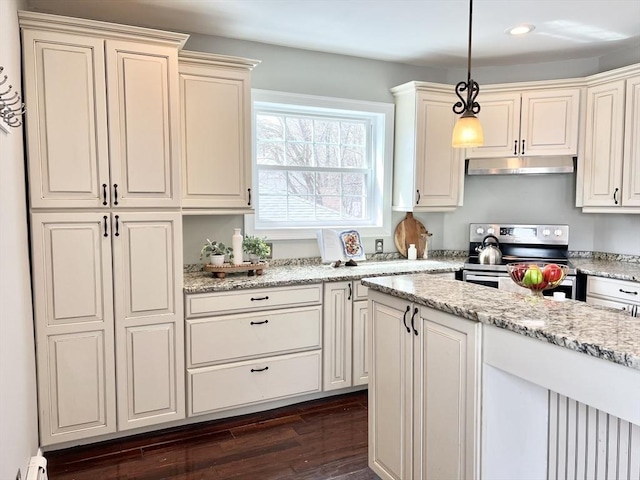 kitchen featuring recessed lighting, under cabinet range hood, decorative light fixtures, dark wood-style flooring, and stainless steel electric range oven