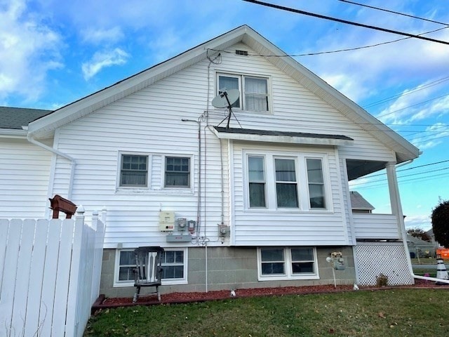 view of side of property featuring a yard