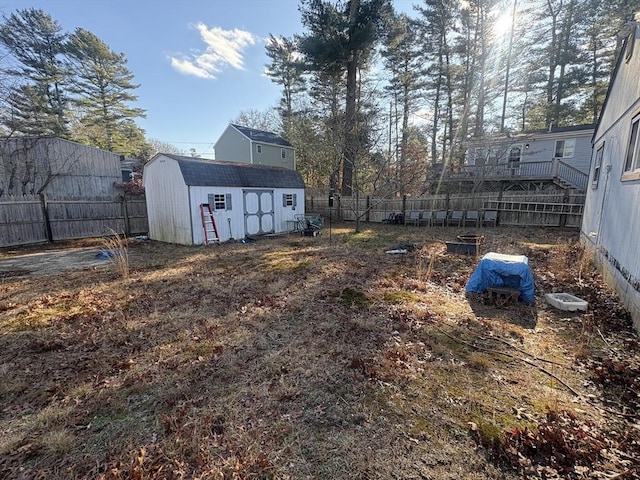 view of yard featuring a shed