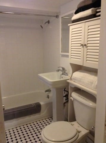 bathroom featuring tiled shower / bath combo and toilet