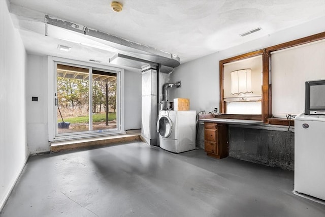 laundry room featuring visible vents and washer / dryer