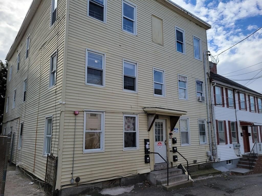 view of front facade with entry steps