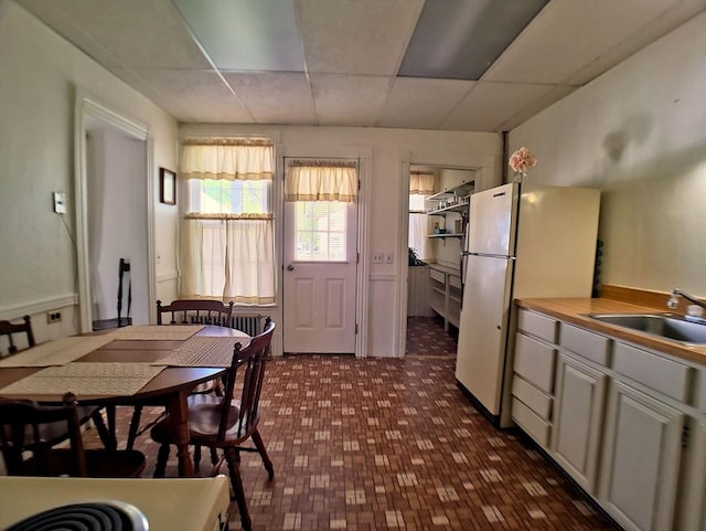 6 Cleveland Ave, Westfield, MA 01085 - kitchen with a sink, a drop ceiling, freestanding refrigerator, and light countertops