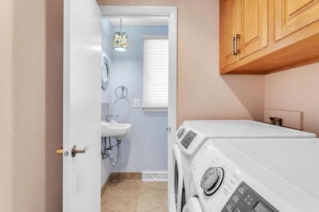 laundry room featuring baseboards, visible vents, washing machine and clothes dryer, and light tile patterned flooring